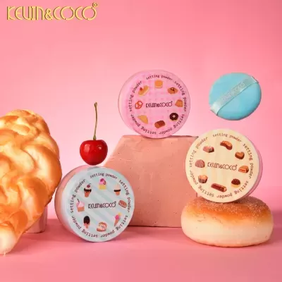 embalagens redondas de pó compacto KEVIN&COCO decoradas com desenhos de doces e fundo cor-de-rosa