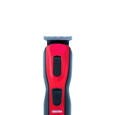 Aparador de cabelo elétrico vermelho e preto com botões e marca 'medo'.