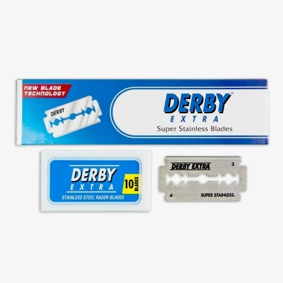 Embalaem de lâminas de barbear Derby Extra em azul e branco com lâmina visível