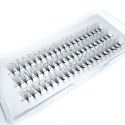 Conjunto de tufos de pestanas postiços em embalagem transparente