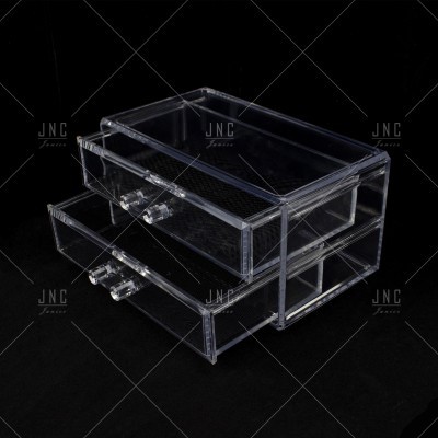 Caixa organizadora transparente com duas gavetas e puxadores em fundo preto