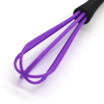 Batedor de ovos com fios roxos e punho preto