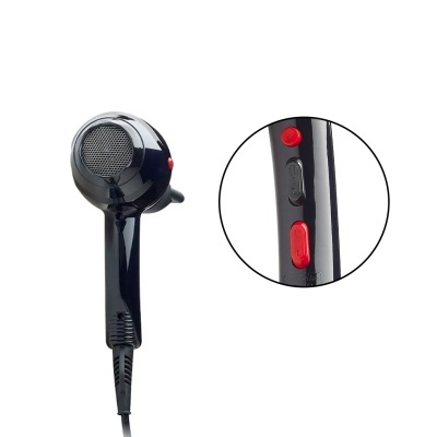 Secador de cabelo preto com botões vermelhos em fundo branco