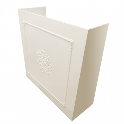 Painel decorativo branco com relevo e ornamentos clássicos