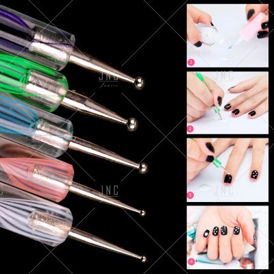 Conjunto de ferramentas para nail art com pontas esféricas e unhas decoradas pretas com pontos brancos.