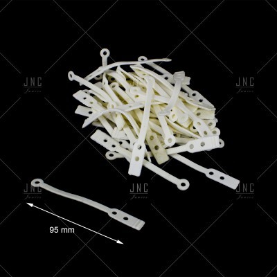 Pulseiras ou etiquetas plásticas brancas de 95 mm com furos e argola, sobre fundo preto