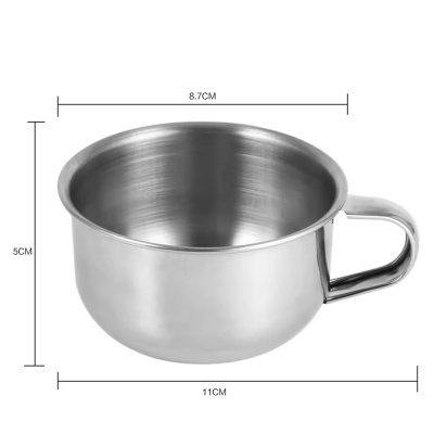 Tigela metálica prateada com pega