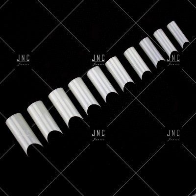 Dez pontas falsas de unhas brancas peroladas alinhadas