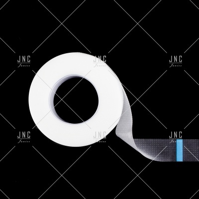 Rolo de fita adesiva branca com faixa azul numa extremidade