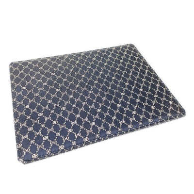 Tapete azul escuro com padrão repetido branco formando uma grade de círculos e flores.