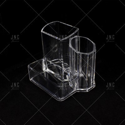 Organizador transparente em acrílico com três compartimentos sobre fundo preto