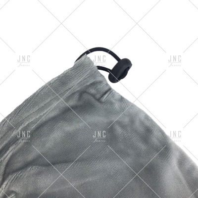 Bolsa de tecido cinza com fecho de cordão elástico preto