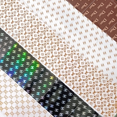 tecidos com padrões de marcas de luxo Louis Vuitton, Dior, Gucci e Chanel em faixas diagonais