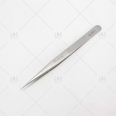 Pinça metálica prateada com ponta fina e inscrição EverMix E-2001