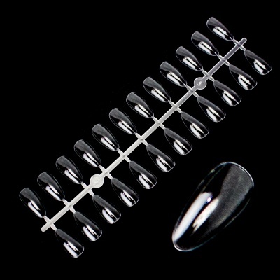 Unhas postiças transparentes em plástico num suporte