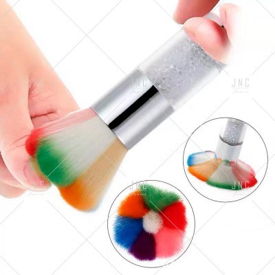 Pincel de maquilhagem com cerdas multicoloridas e cabo prateado com glitter