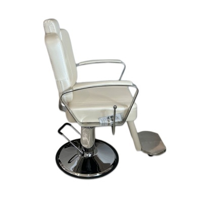 Cadeira de cabeleireiro branca com base cromada e apoios metálicos