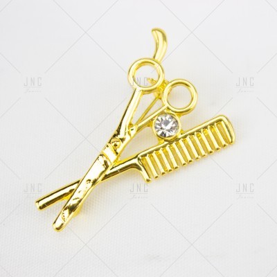 Pente e tesoura dourados com brilhante decorativo em fundo branco