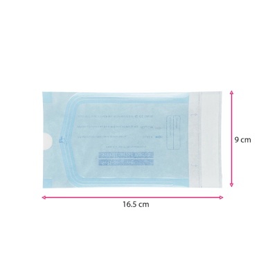 Máscara cirúrgica azul embalada em plástico transparente