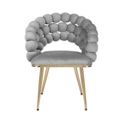 Cadeira estofada cinzenta com encosto esférico e pernas douradas