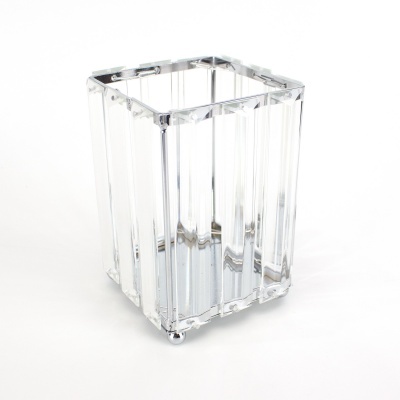 Recipiente quadrado transparente com barras verticais e base com quatro pés esféricos