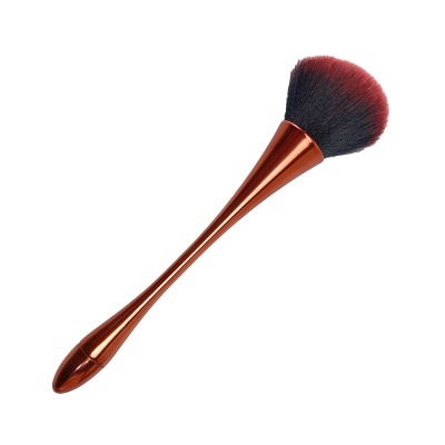 Pincel de maquilhagem com cabo metálico cor de cobre e cerdas em degradé preto e vermelho