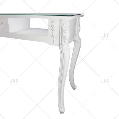 Mesa branca clássica com tampo de vidro e pernas esculpidas