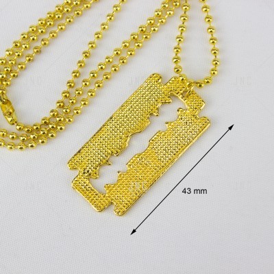 Colar dourado com pendente em forma de lâmina de barbear texturizada