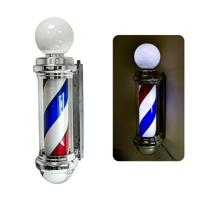 Lamparina decorativa para barbearia com padrão vermelho, branco e azul e estrutura metálica cromada.