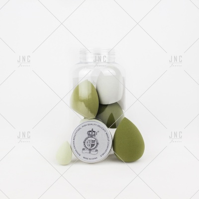 Conjunto de esponjas de maquilhagem verdes e branca em frasco transparente com tampa branca