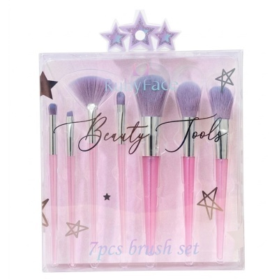 Conjunto de 7 pincéis de maquilhagem rosa e roxos em embalagem plástica com estrelas.