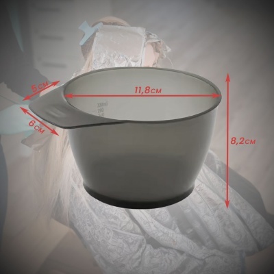 Taça/plástico cinza com dimensões em vermelho sobre fundo com figura indistinta