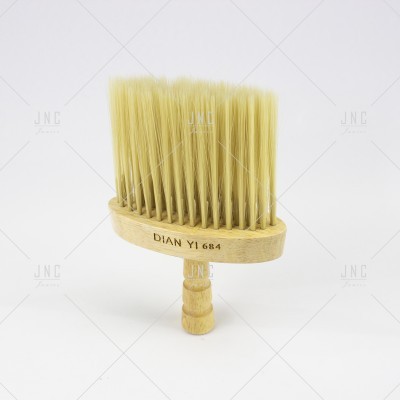 Pincel grande de madeira clara com cerdas amarelas sobre fundo branco