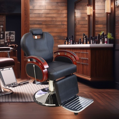 Cadeira preta de barbearia com braços de madeira e base metálica num salão moderno.