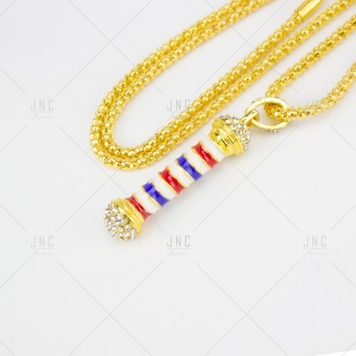 Colar dourado com pendente colorido e cristais