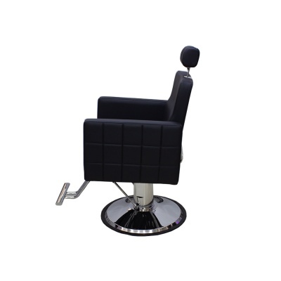 Cadeira de barbeiro preta com base cromada e apoio de cabeça