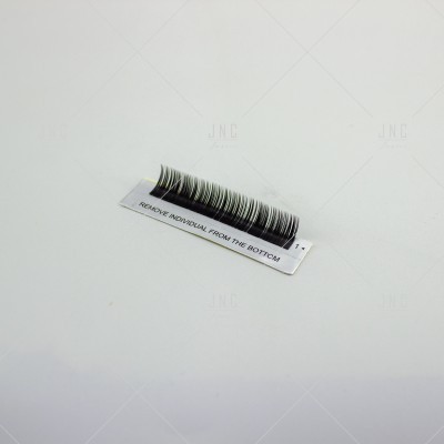 Tiras de pestanas sintéticas pretas com texto instrutivo numa base branca