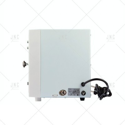 Equipamento eletrónico branco com selo CE e cabo preto