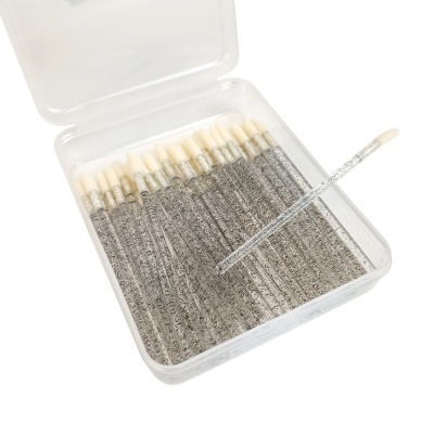 Estojo transparente com 20 aplicadores de ponta branca e haste cinzenta