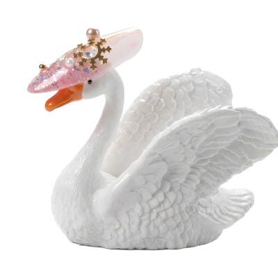 Estátua decorativa de cisne branco com chapéu rosa decorado.