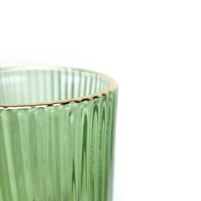 Copo ou jarro verde com textura estriada e borda dourada