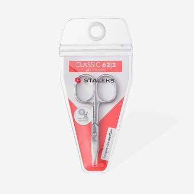 Tesoura de unhas pequena em embalagem plástica transparente com vermelho e texto.