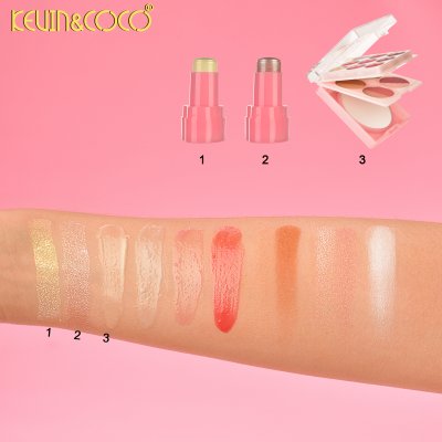 Duas sticks de maquilhagem rosa, paleta de maquilhagem com várias cores, amostras no braço numeradas de 1 a 3.