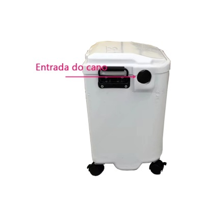 Contentor branco de plástico com rodas e entrada de cano preta com rótulo