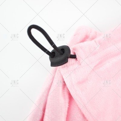 Detalhe de tecido rosa com cordão elástico preto e ilhós de plástico