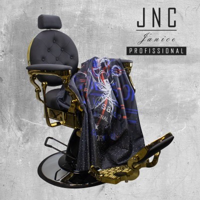 Cadeira de barbeiro dourada com estofos pretos e capa de corte preta colocada