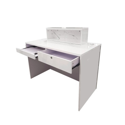 Mesa branca de maquilhagem com gavetas abertas e espelho embutido