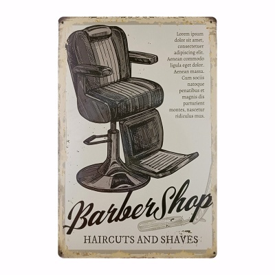 Placa metálica vintage de cadeira de barbeiro com texto em latim e 'BarberShop HAIRCUTS AND SHAVES'