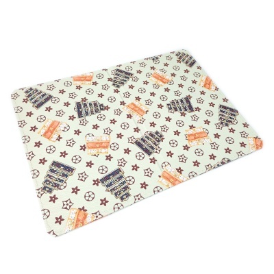 Manta com padrão de robôs em fundo branco