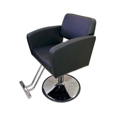 Cadeira de salão preta com base e apoio para pés cromados